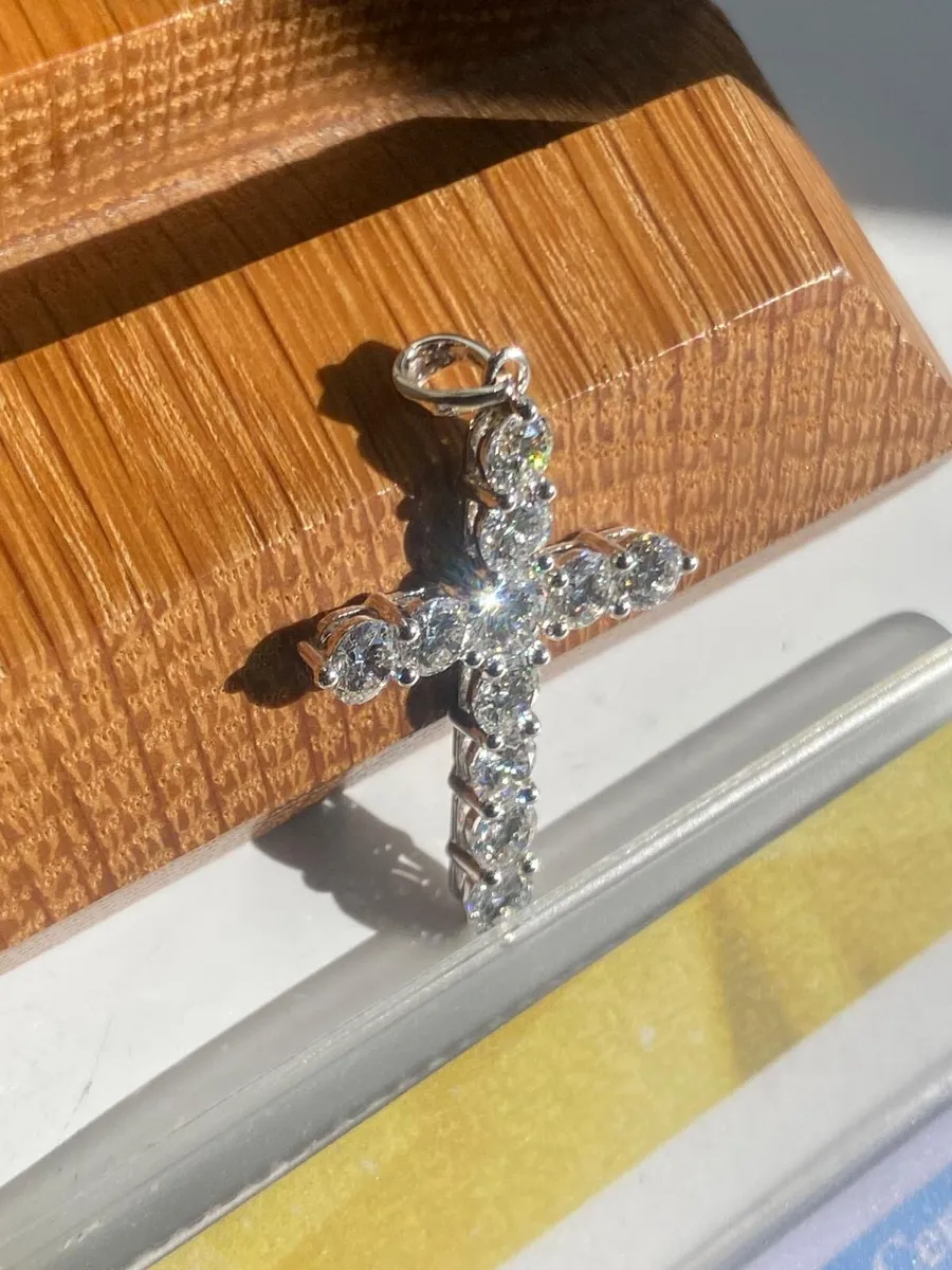 18k white Gold Lab Diamond Cross - Image 4
