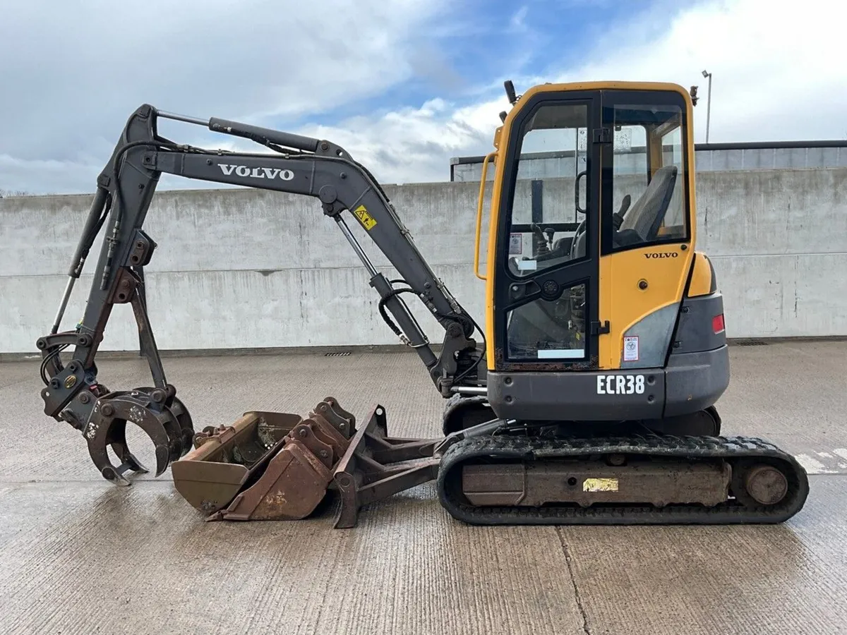 VOLVO ECR38 3.3 TON MINI DIGGER - Image 3