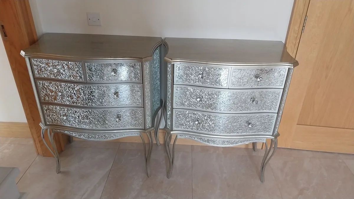 Chest of drawers - Image 1