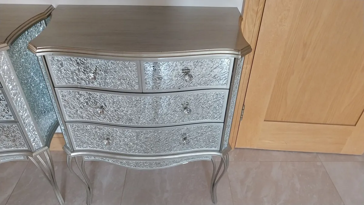 Chest of drawers - Image 2