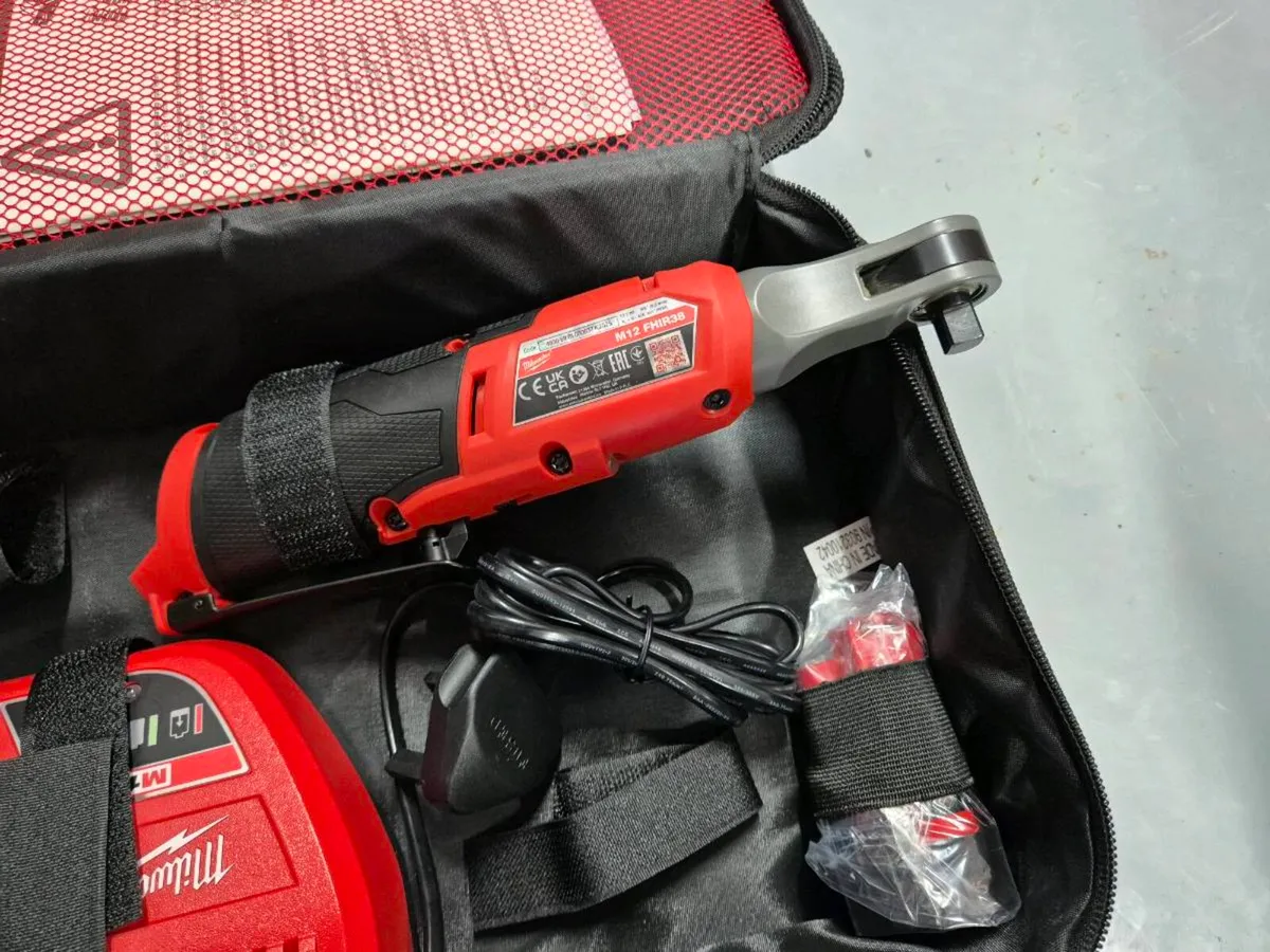 Milwaukee M12 Fuel 3/8' Ratchet Kit - Image 4