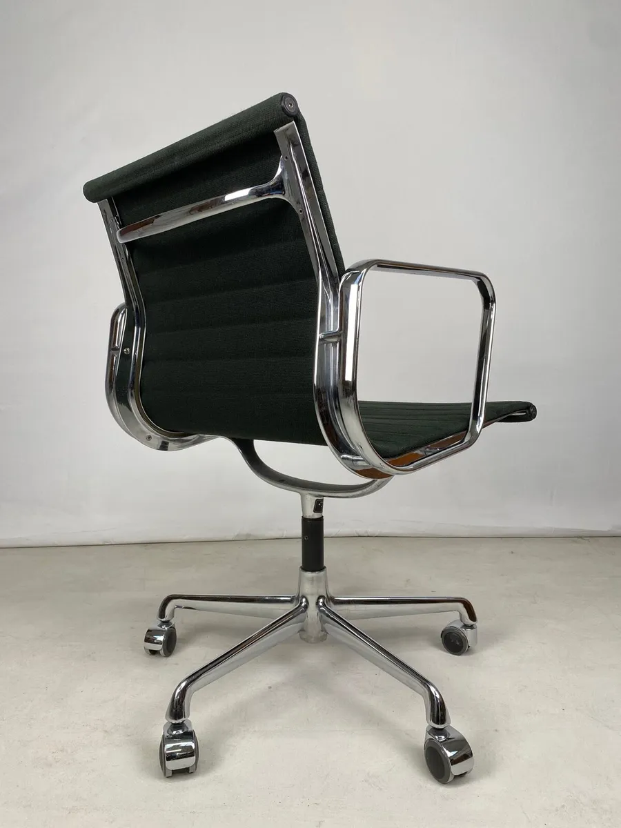Superb Vintage Eames EA117 Swivel Desk Chair - Image 2
