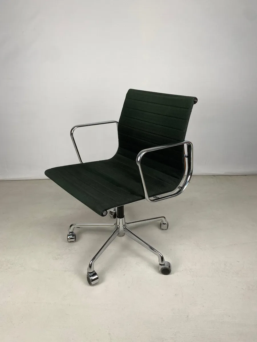 Superb Vintage Eames EA117 Swivel Desk Chair - Image 3