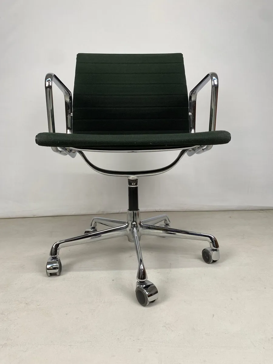 Superb Vintage Eames EA117 Swivel Desk Chair - Image 4