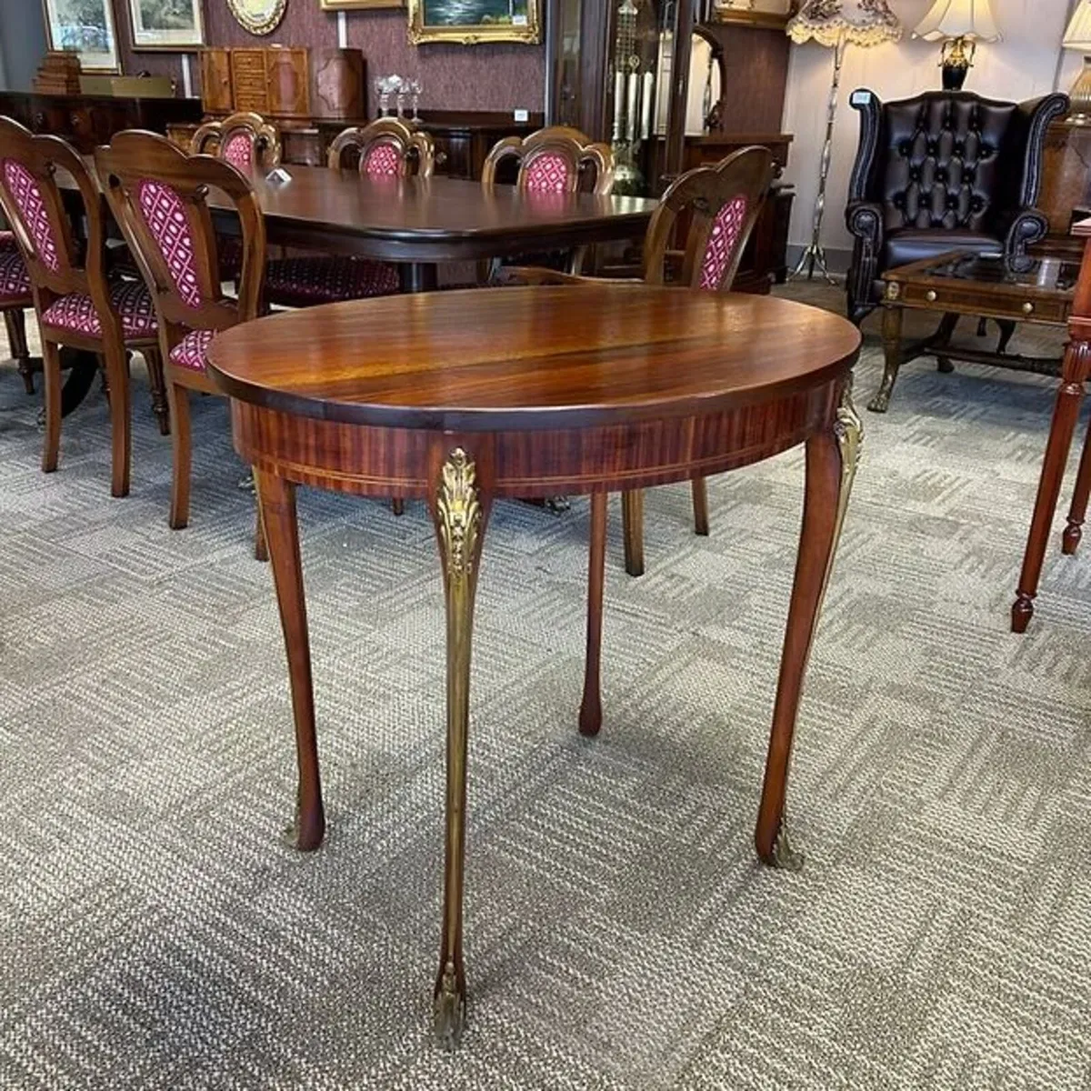 Beautiful oval shaped mahogany occasional tier top