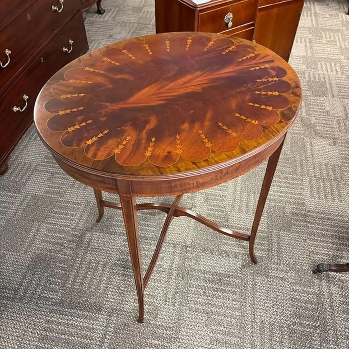 Beautiful oval shaped Edwardian mahogan