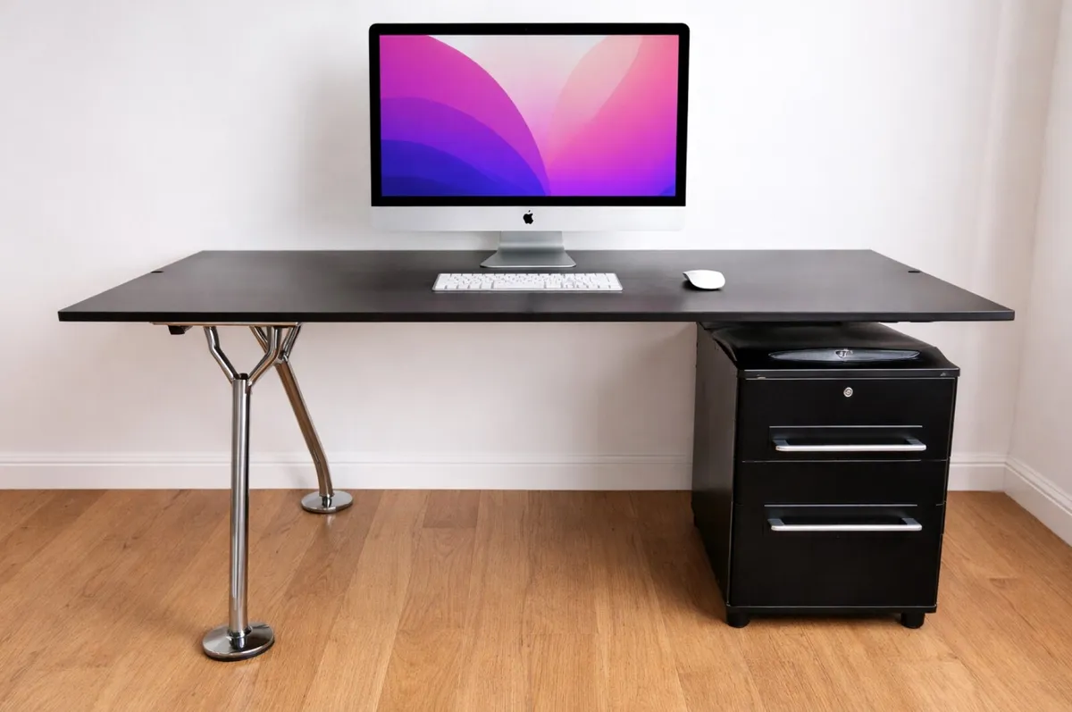 Office desk and cabinet - Image 1