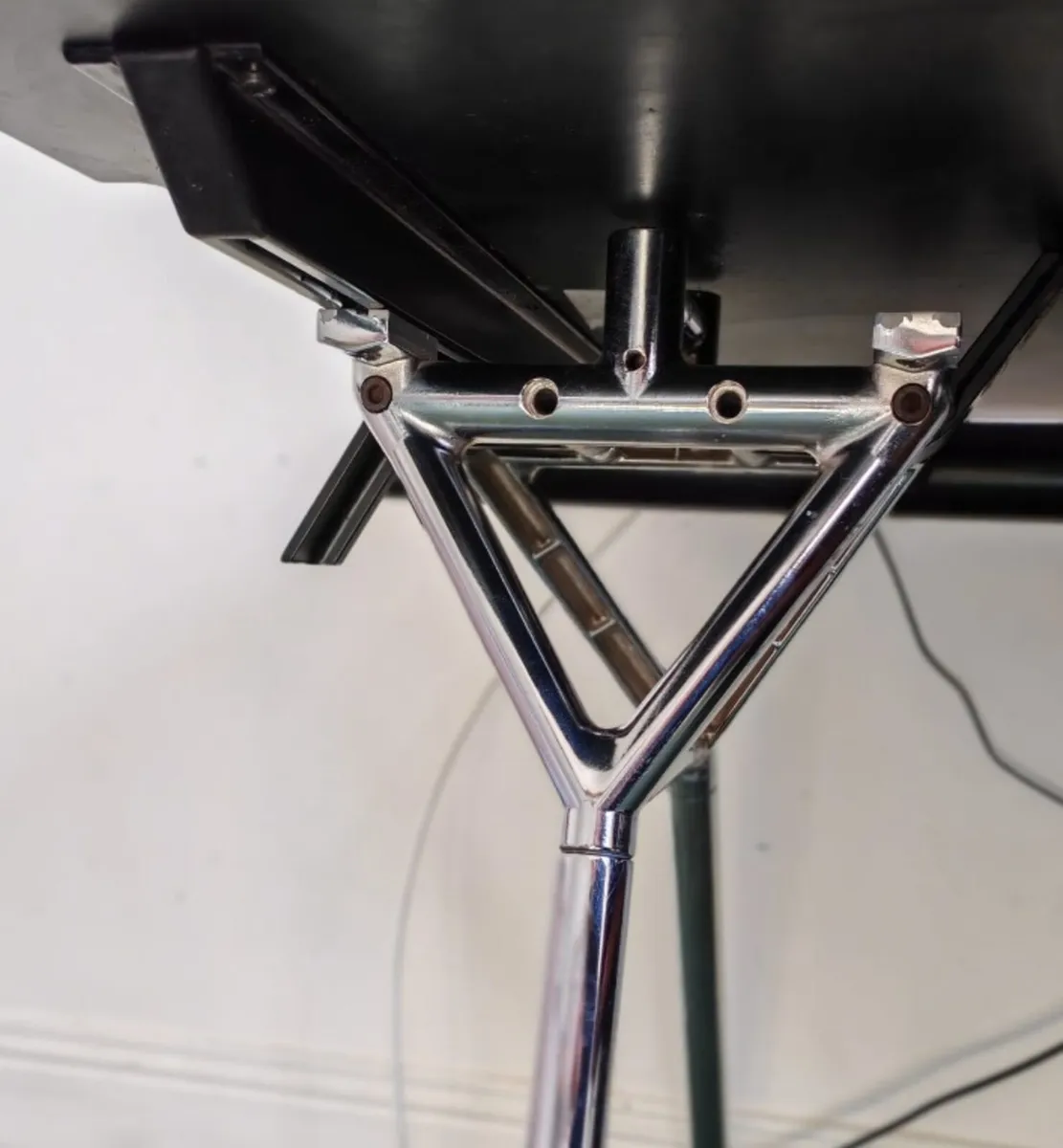 Office desk and cabinet - Image 3