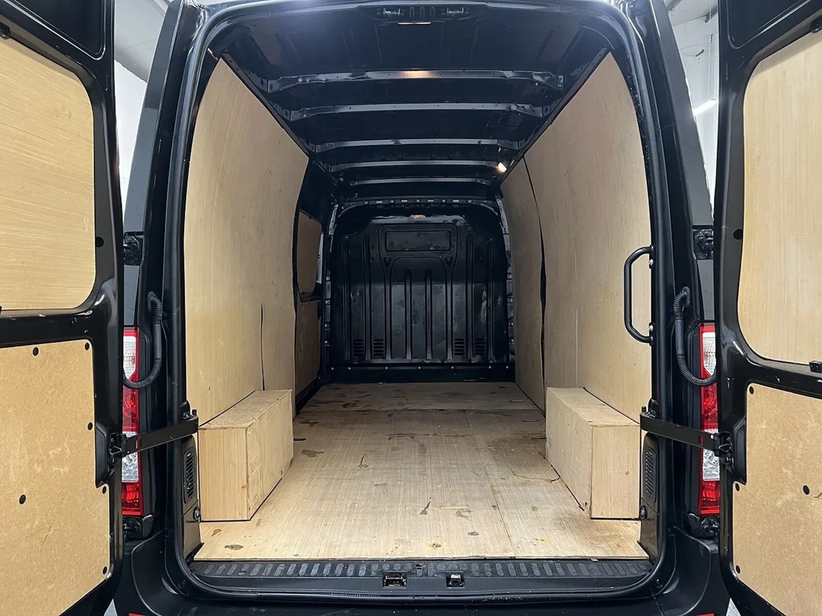 2023 Renault Master Panel Van - Image 2