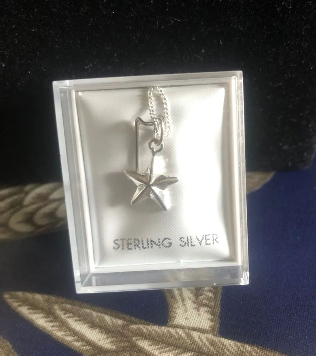 Sterling silver star necklace with 18" chain - Image 1
