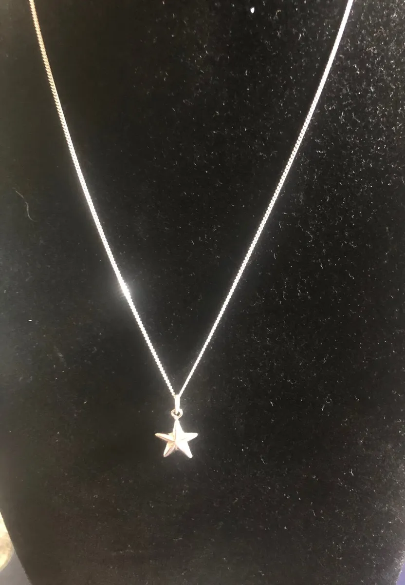 Sterling silver star necklace with 18" chain - Image 2