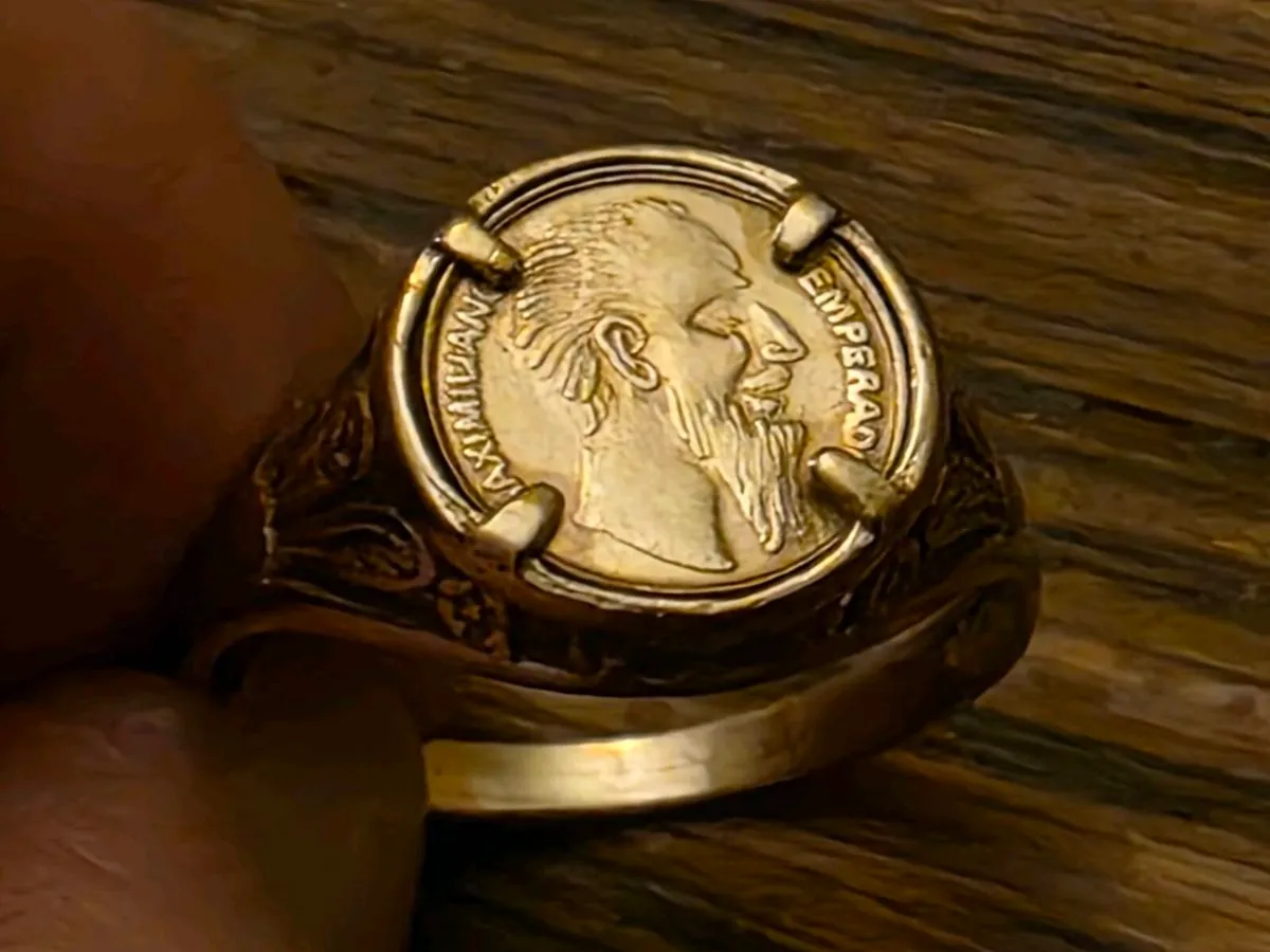 STATEMENT VINTAGE SOVEREIGN, 9CT Gold Signet Ring - Image 2