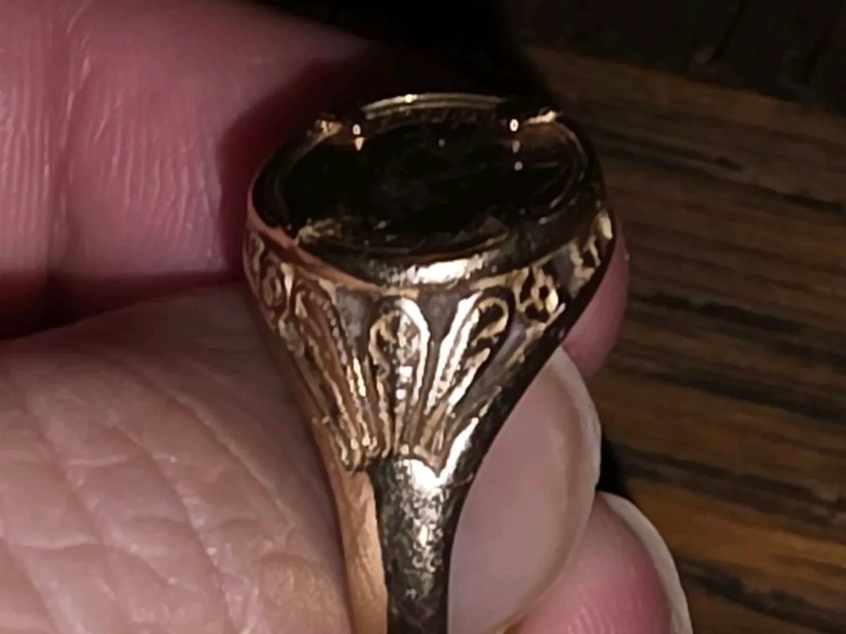 STATEMENT VINTAGE SOVEREIGN, 9CT Gold Signet Ring - Image 3