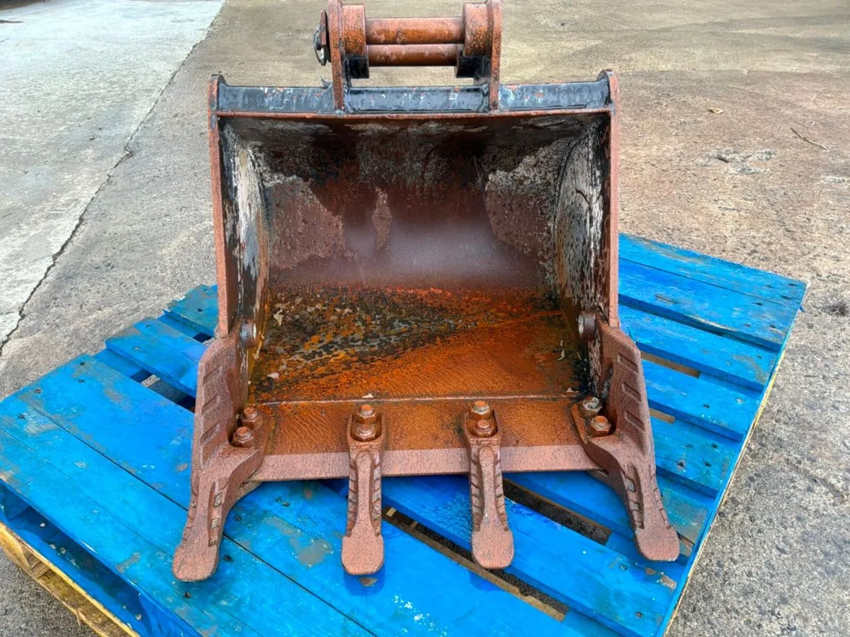 24" JCB DIGGING BUCKET.35mm PINS.........594v. - Image 4