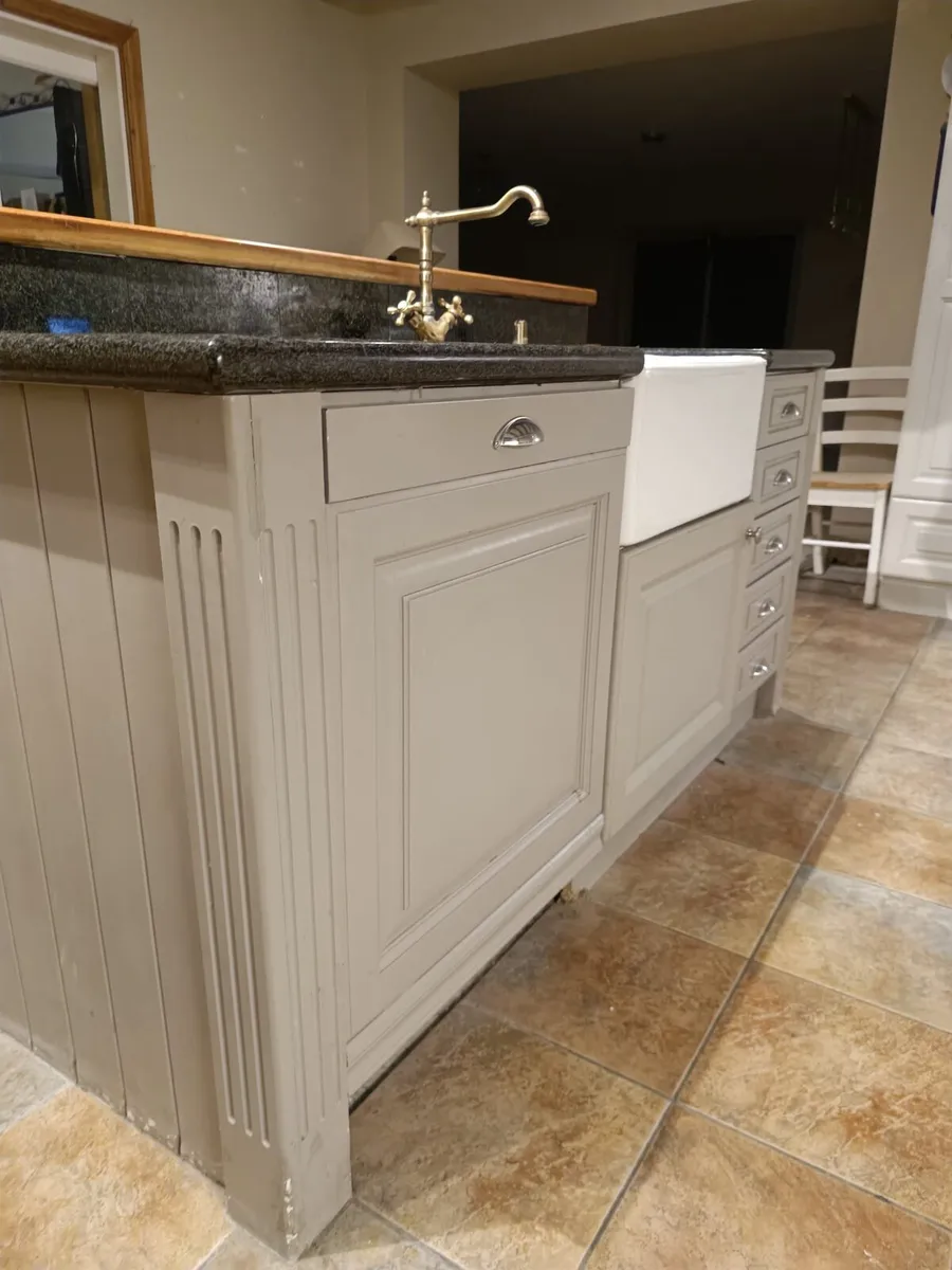 Kitchen and Center Island - Image 1