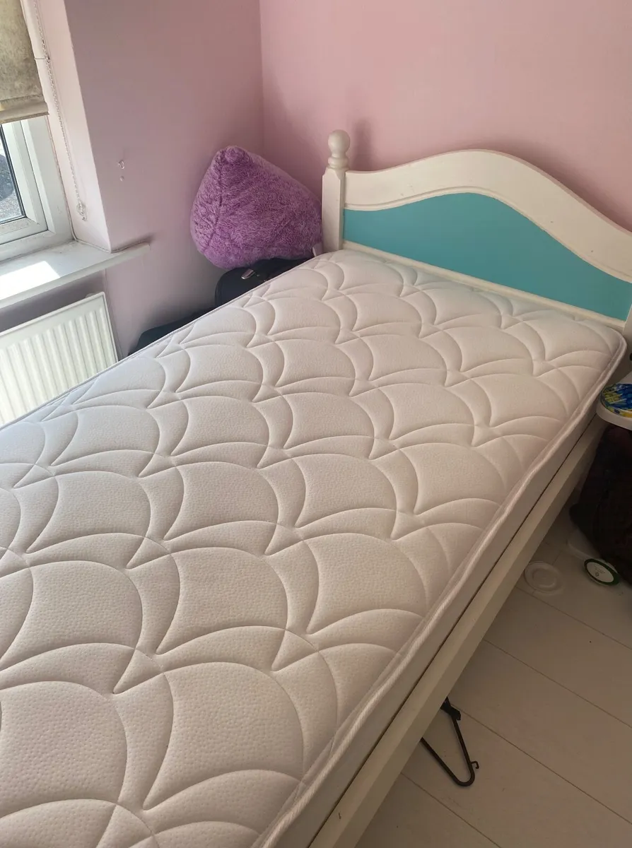 Single bed - Image 1