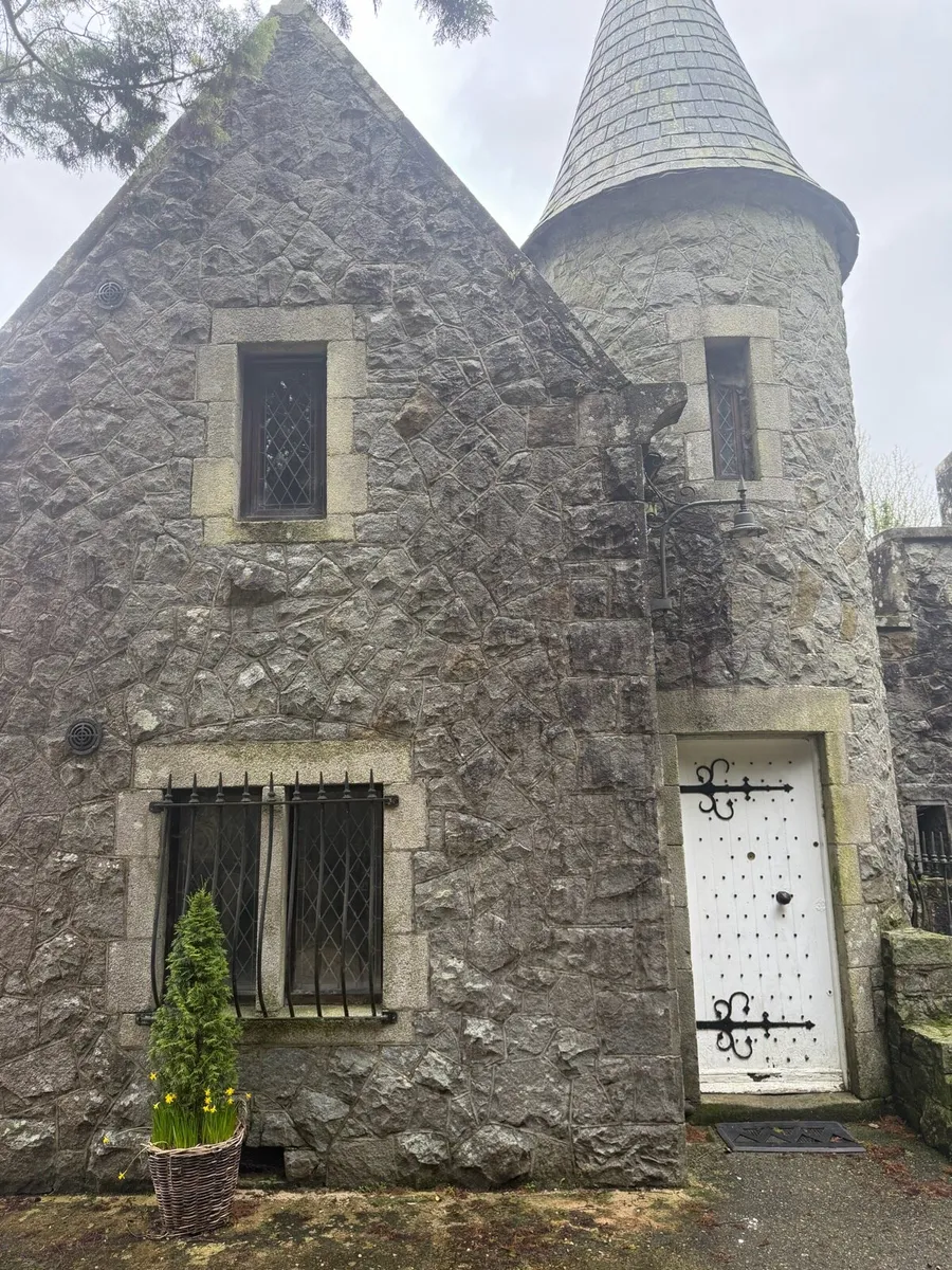 Gate house - Image 2