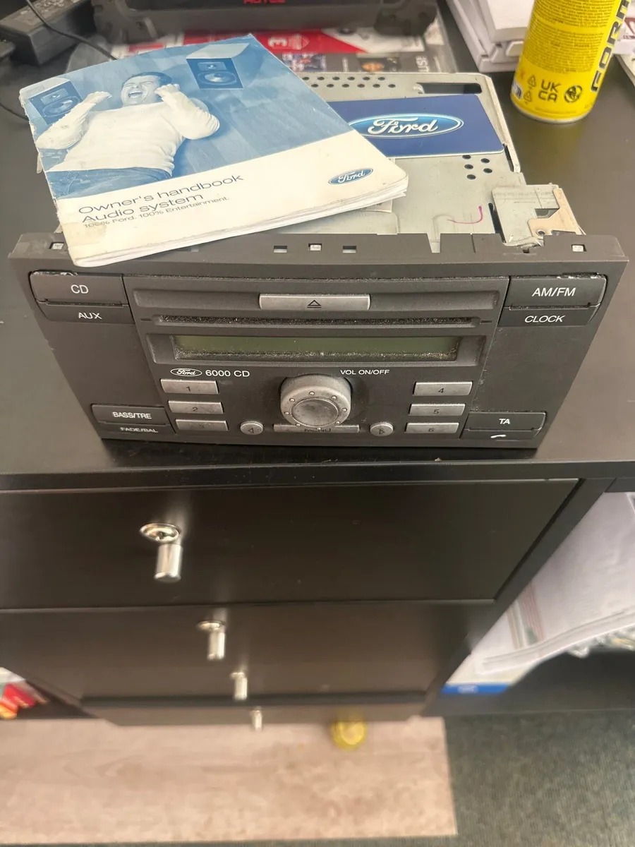 Ford 600CD Radio - Image 1