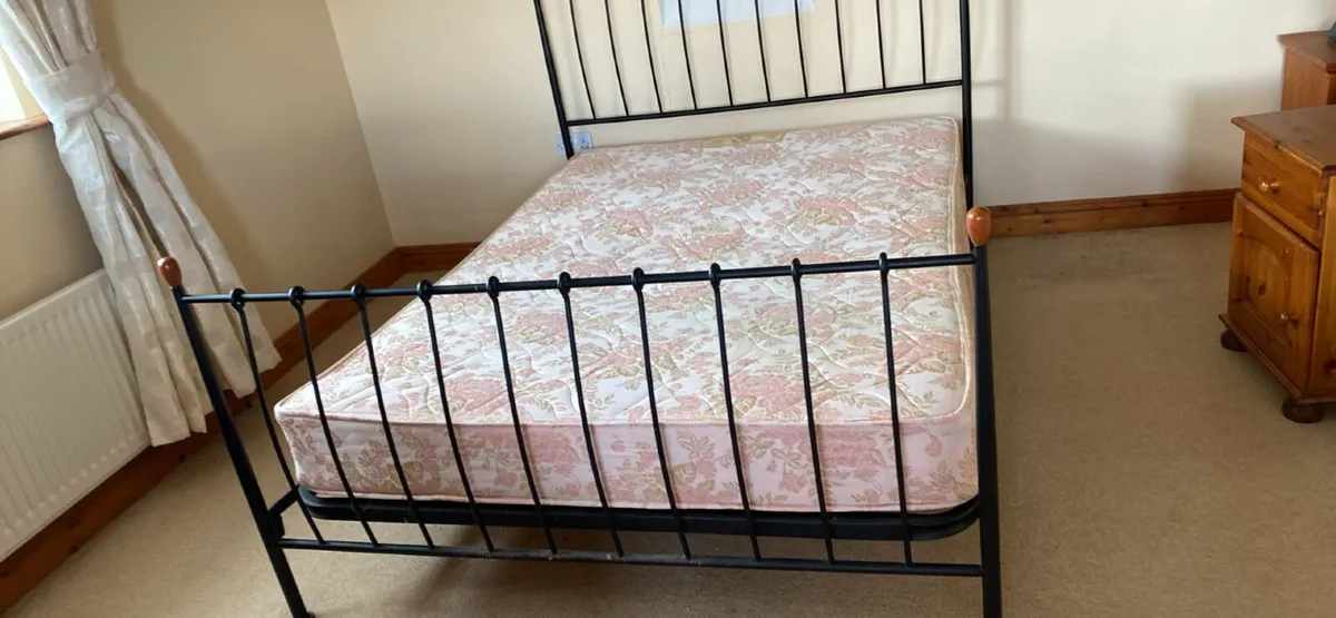 Cast iron bed - Image 1