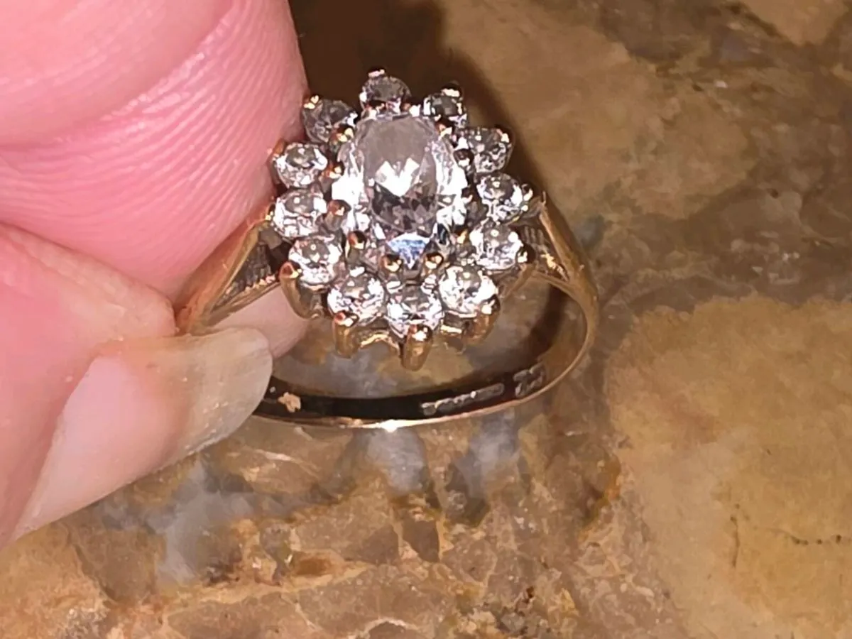 WHITE DAZZLING OVAL, 9CT Gold Vintage Dress Ring ! - Image 1