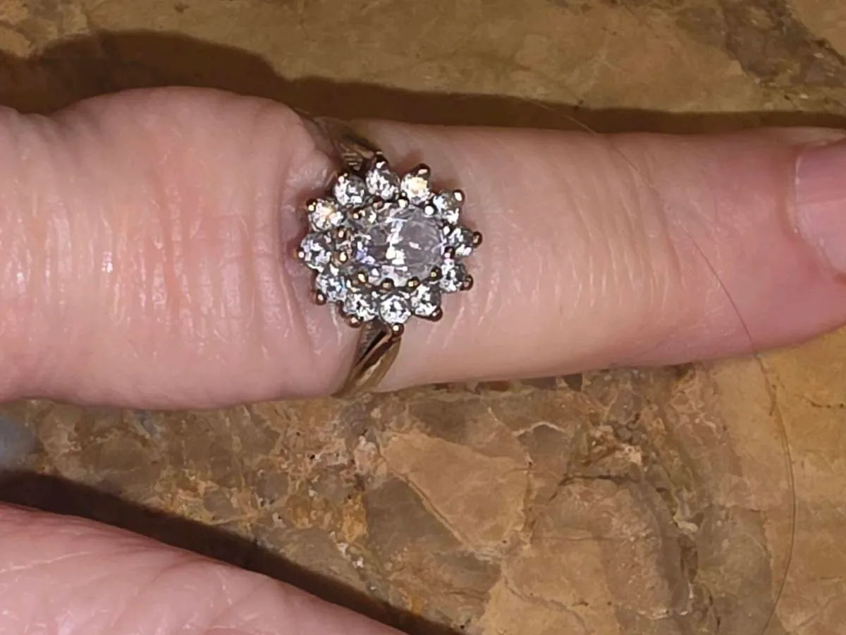 WHITE DAZZLING OVAL, 9CT Gold Vintage Dress Ring ! - Image 4