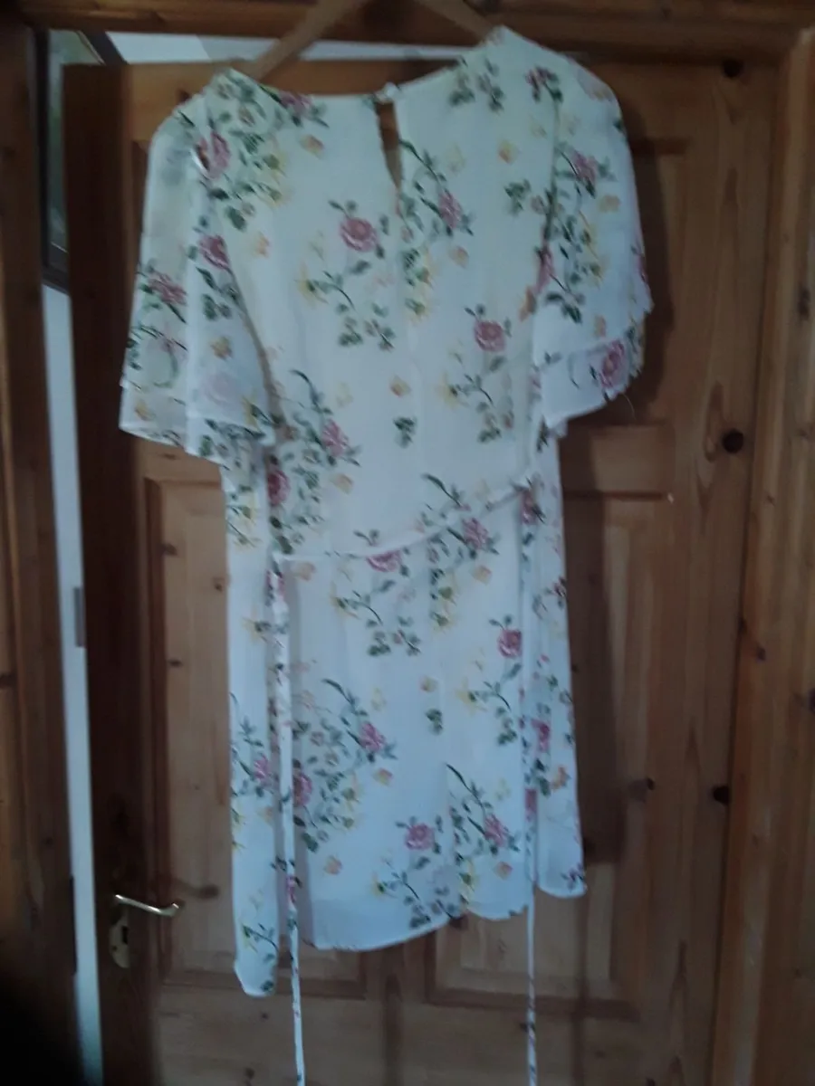 Beautiful floral patterned dress size 14 as new - Image 1