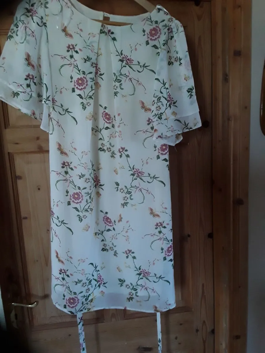 Beautiful floral patterned dress size 14 as new - Image 2