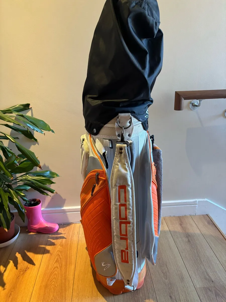 Cobra Golf Cart Bag with towel - Image 4