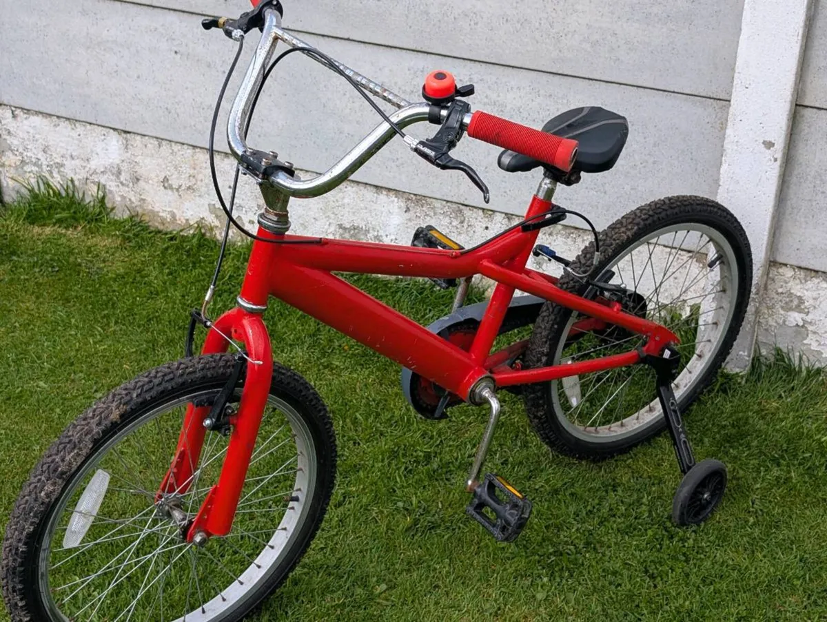 Kids bike with stabilisers - Image 1