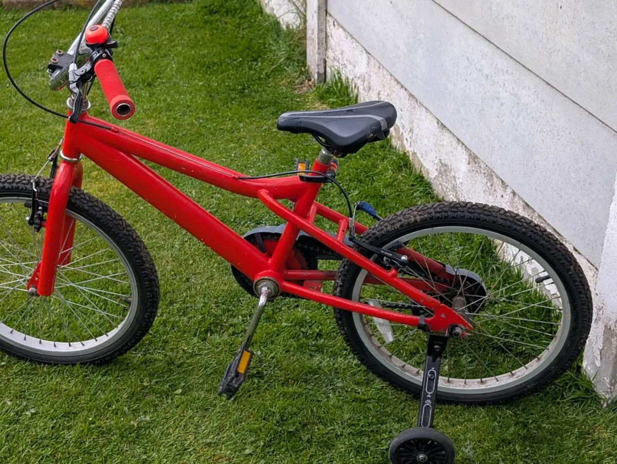 Kids bike with stabilisers - Image 3