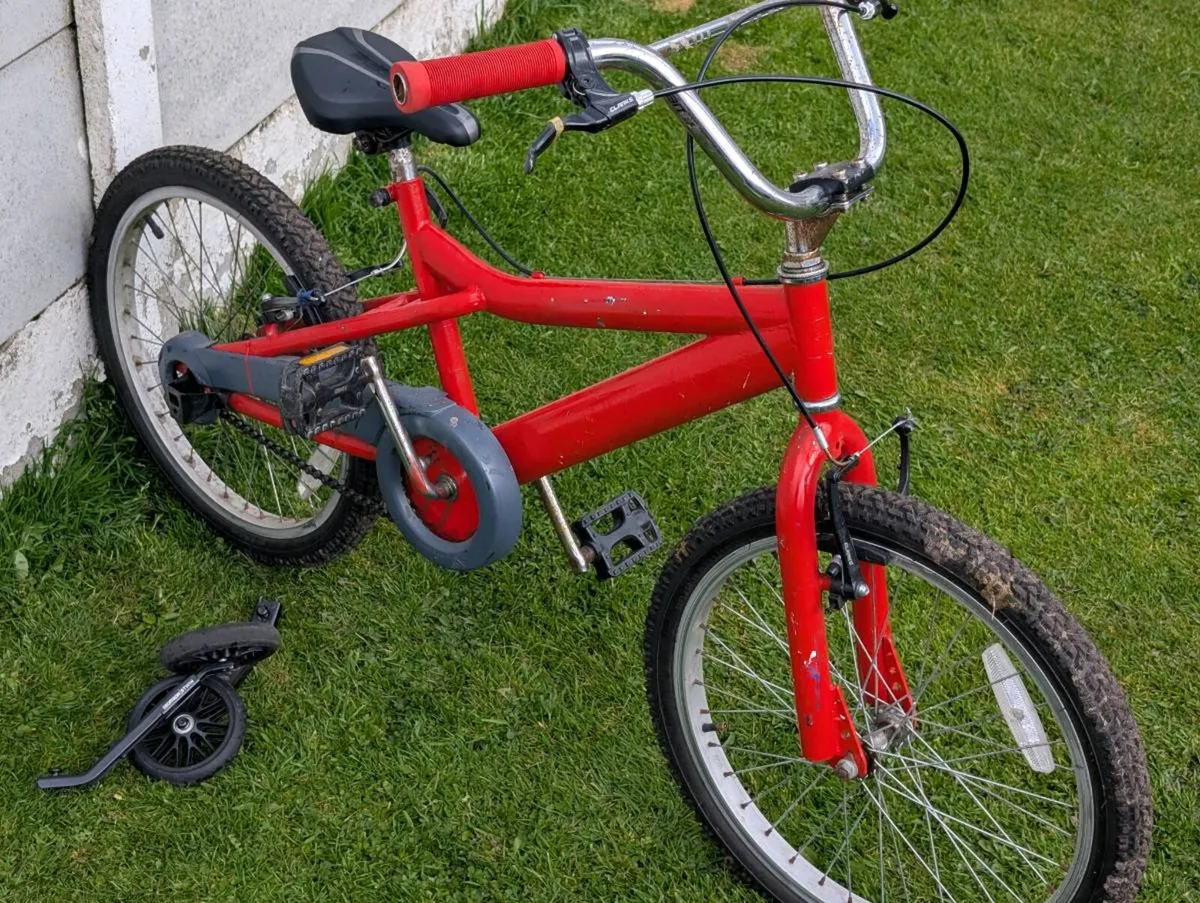 Kids bike with stabilisers - Image 4