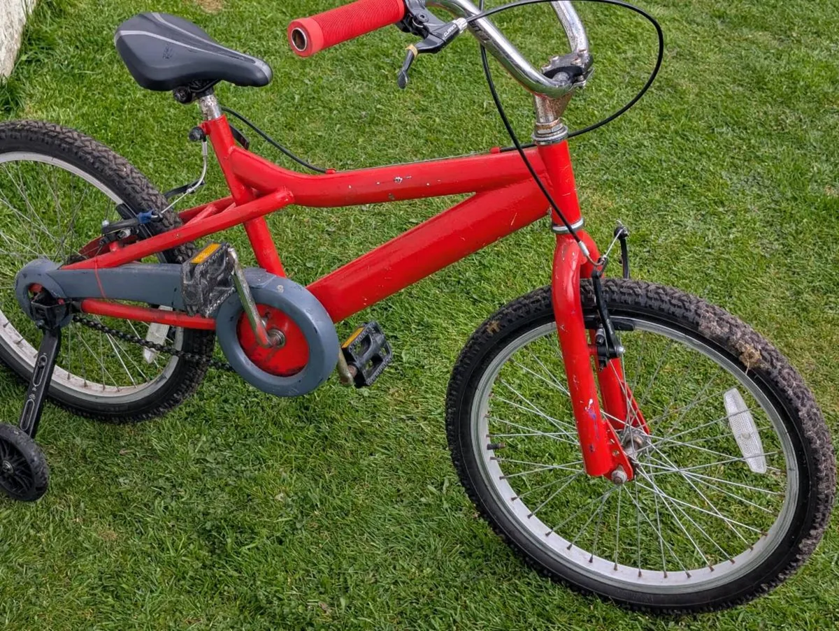 Kids bike with stabilisers - Image 2