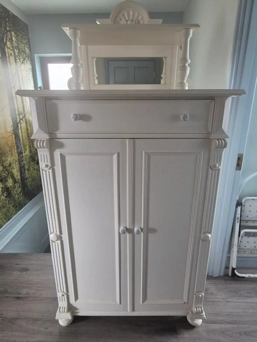 Linen Closet - Image 1