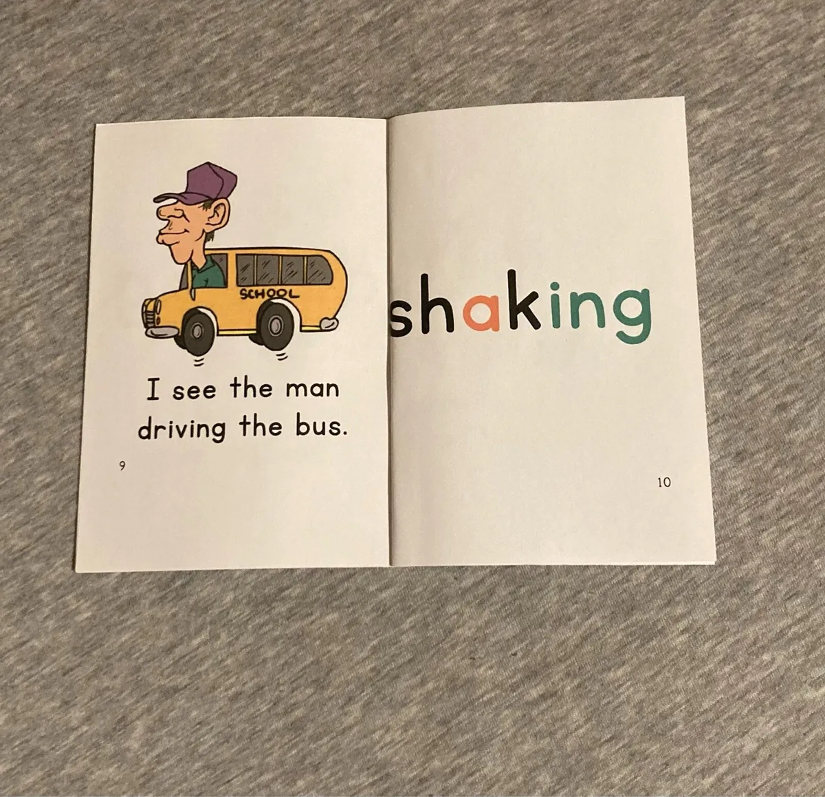 Kids reading books - Image 3