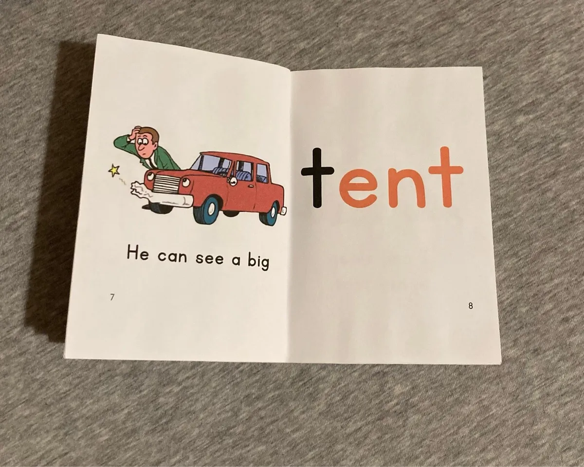 Kids reading books - Image 4