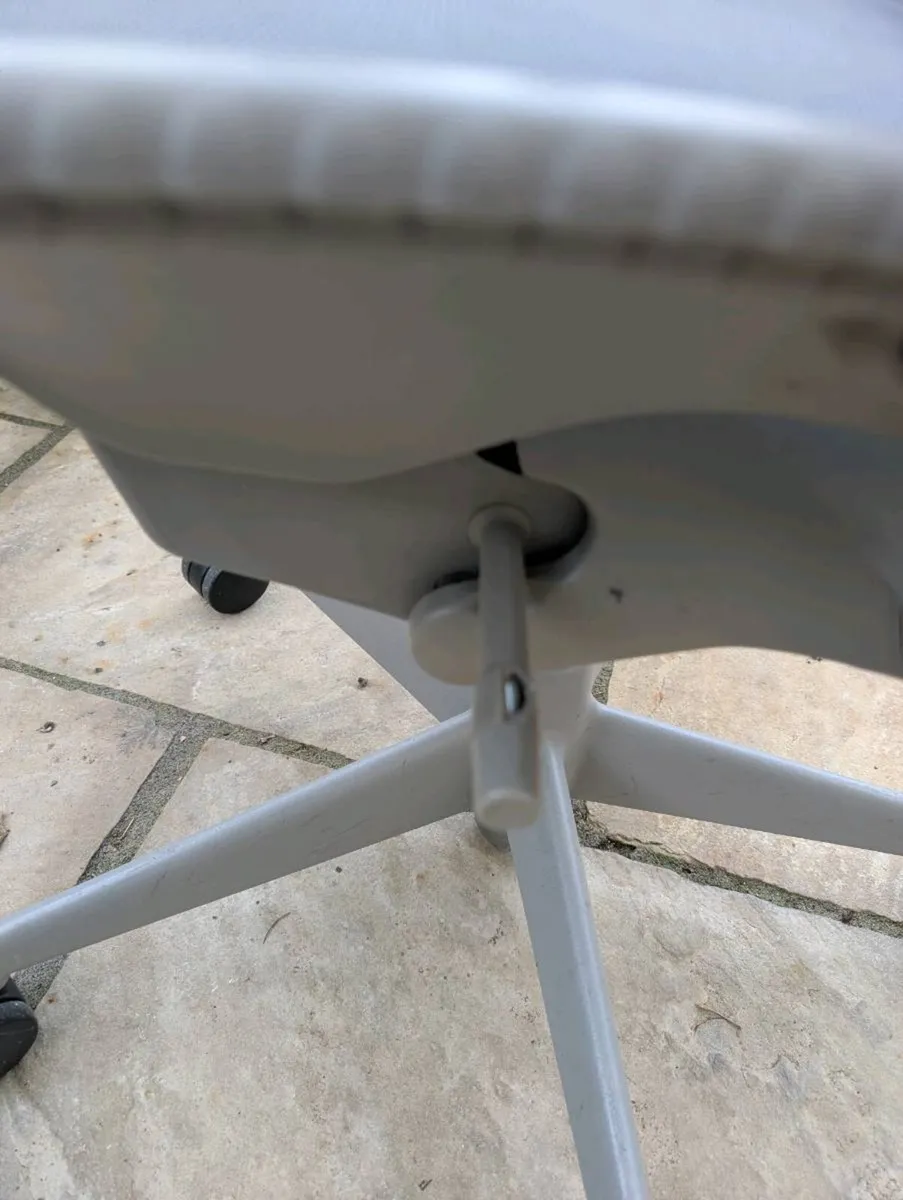 Ergonomic office chair - Image 4
