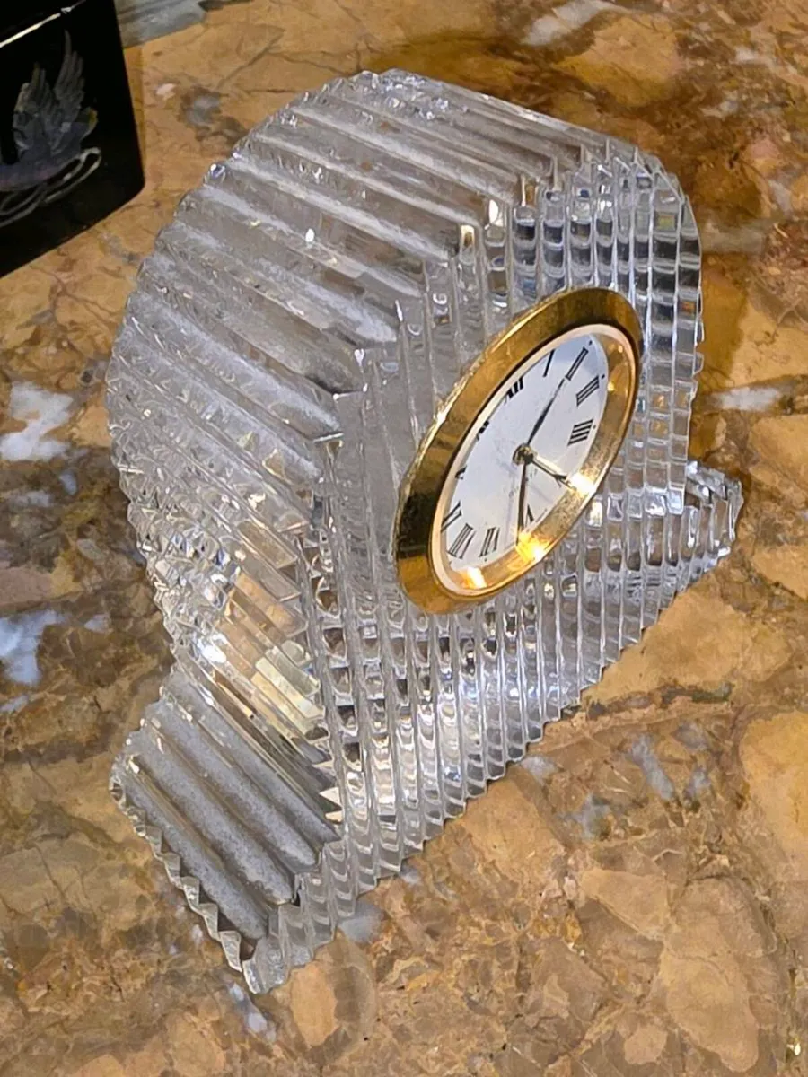 VINTAGE GLITTERY CRYSTAL, 6"Tall Mantle Clock ! - Image 2