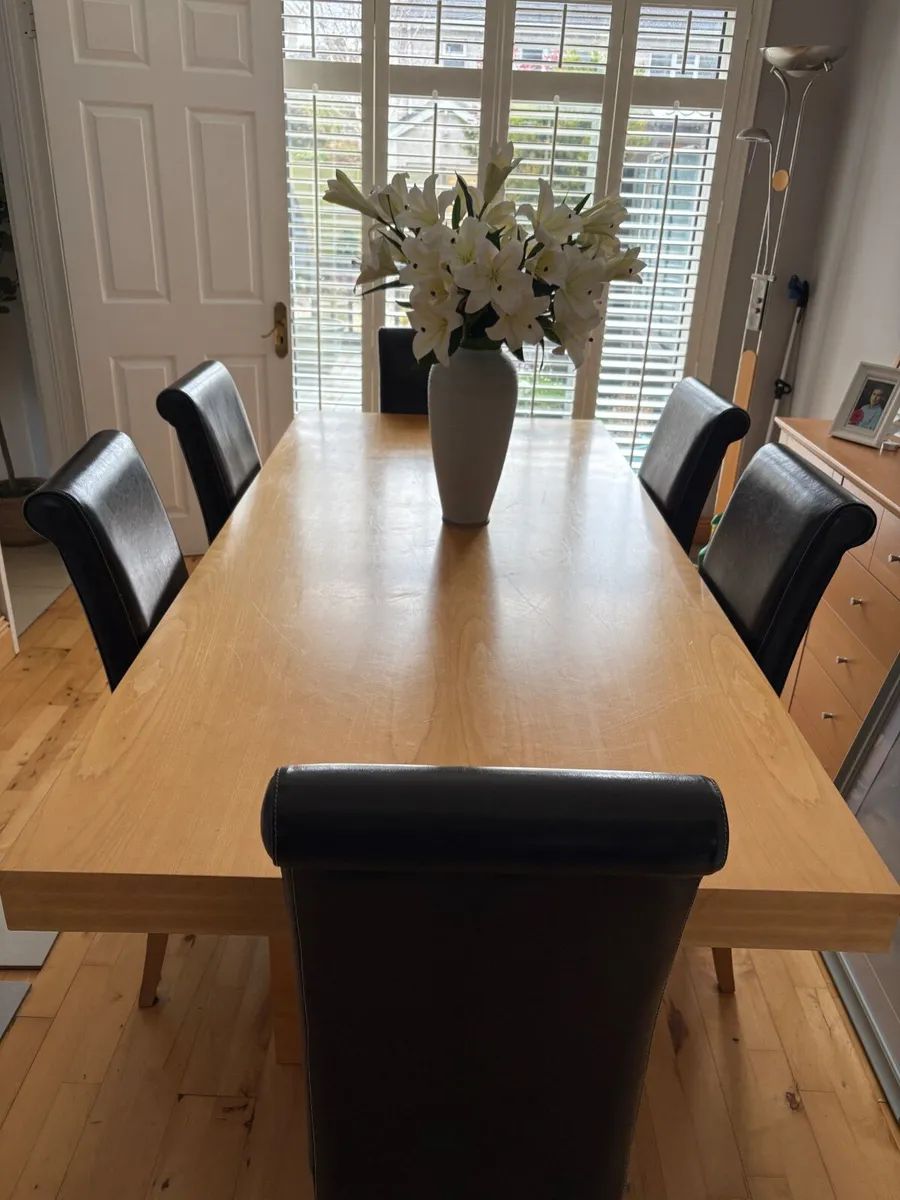Dining room table and 6 chairs - Image 1
