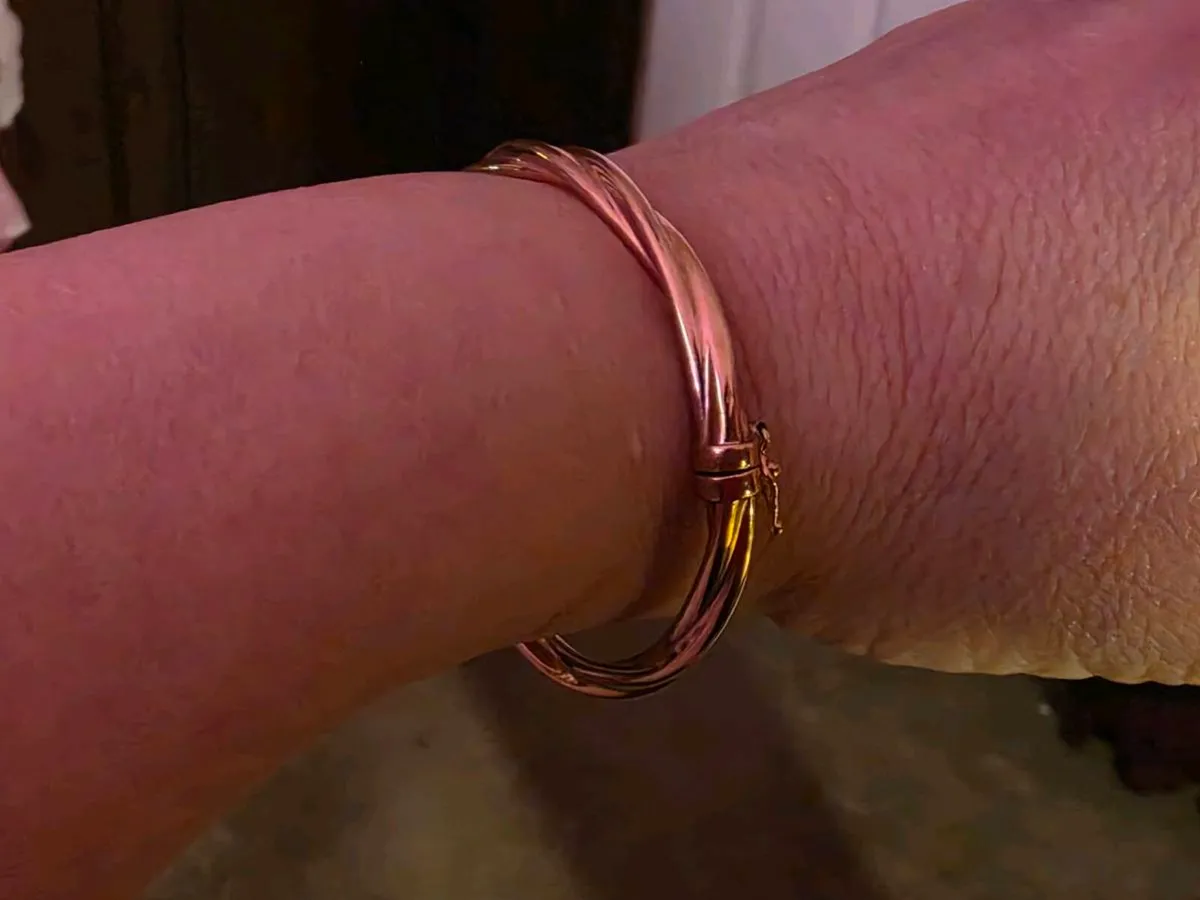 HEAVY TWIRLY TWIST, 9CT Gold Wide 6.63g Bangle ! - Image 2