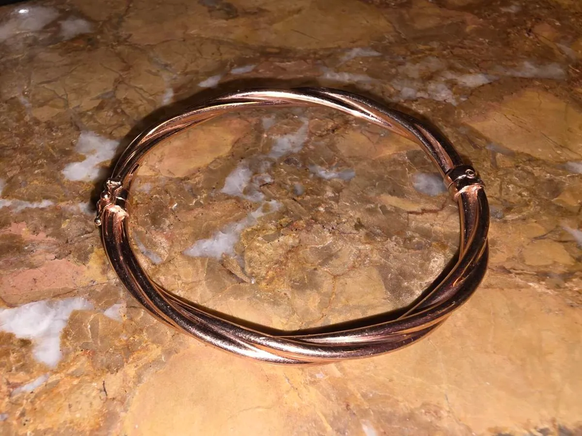 HEAVY TWIRLY TWIST, 9CT Gold Wide 6.63g Bangle ! - Image 1
