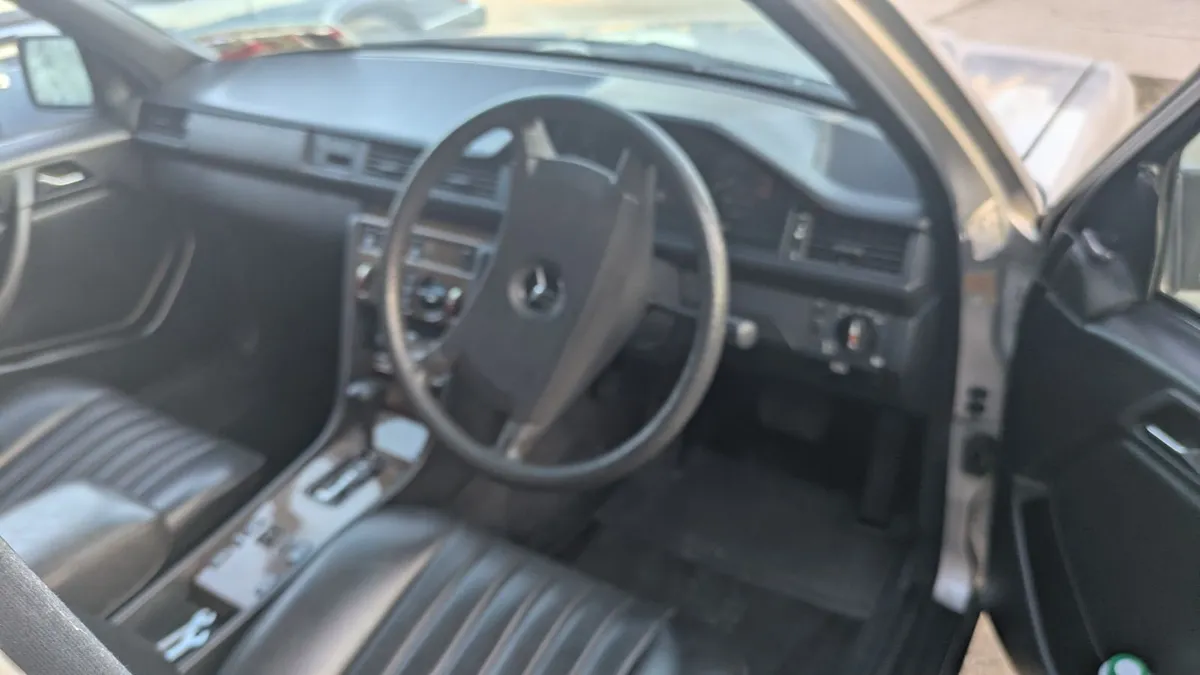 Mercedes-Benz E-Class 1987 - Image 2