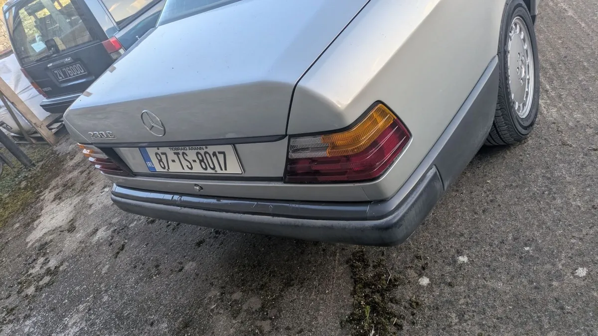 Mercedes-Benz E-Class 1987 - Image 4