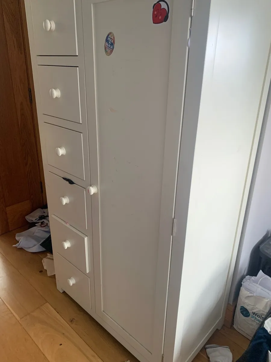 Kids wardrobe and matching book shelf - Image 1