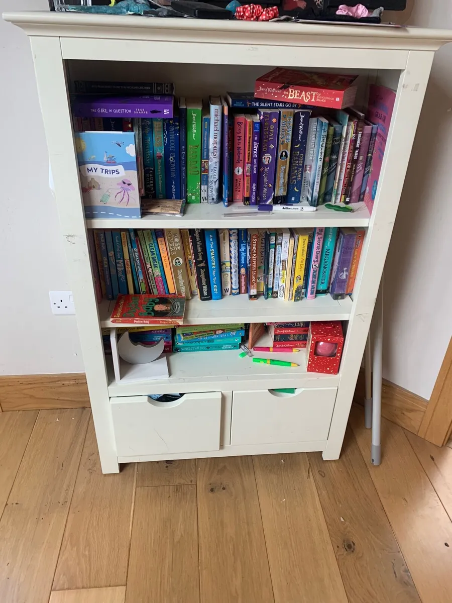 Kids wardrobe and matching book shelf - Image 4