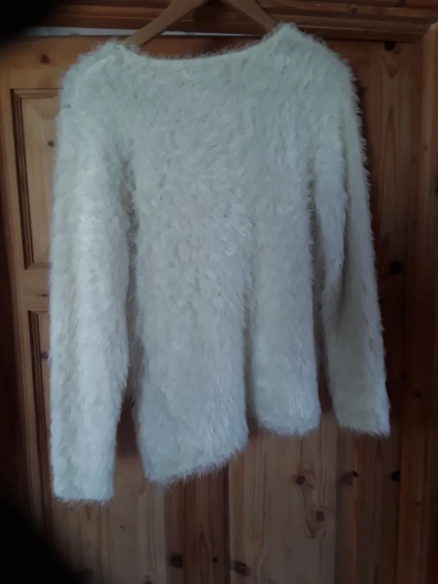 Lovely medium-sized white fluffy jumper - Image 2