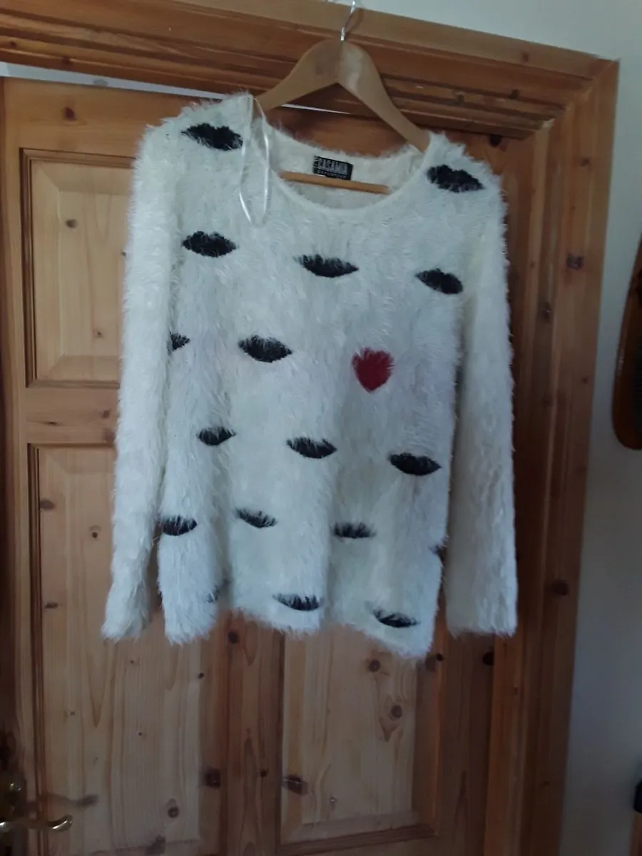 Lovely medium-sized white fluffy jumper - Image 1