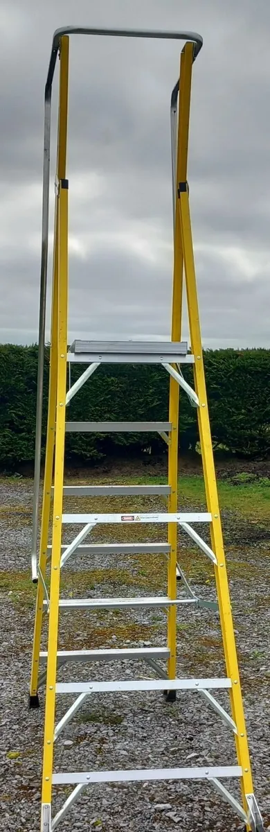 Podium Step Ladder with Safety Rail - Image 1