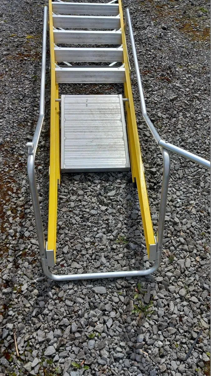 Podium Step Ladder with Safety Rail - Image 3