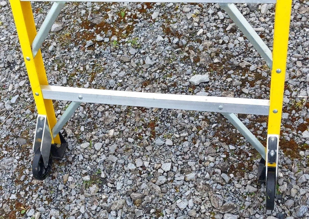 Podium Step Ladder with Safety Rail - Image 4