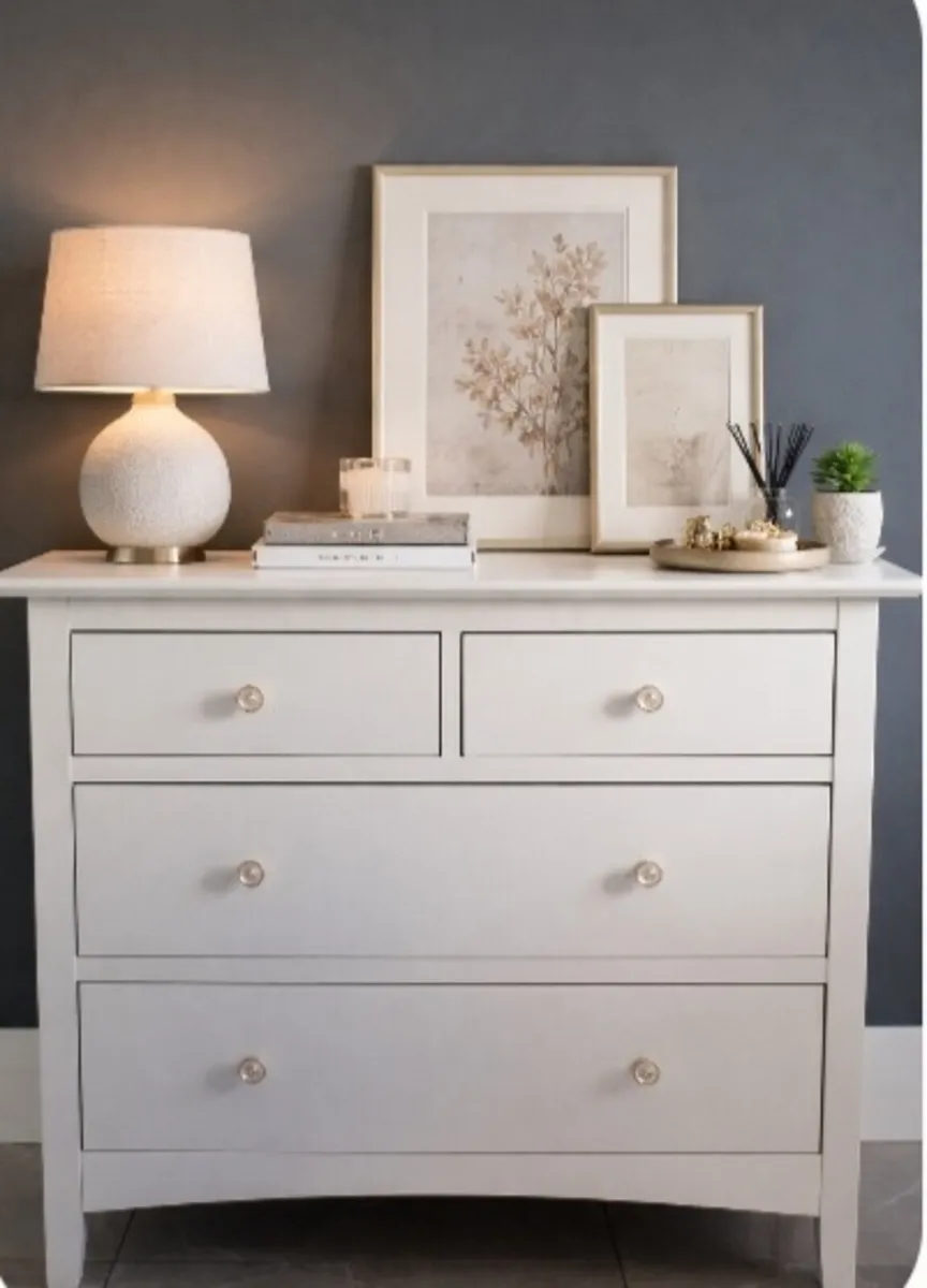 Dresser/ Drawer Chest - Image 1